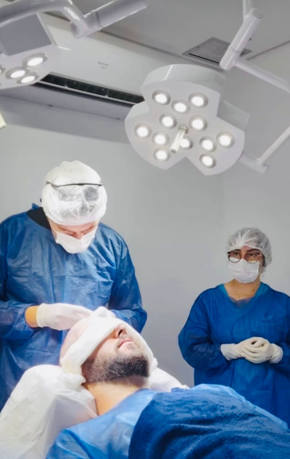 Procedimento de transplante capilar FUE em andamento